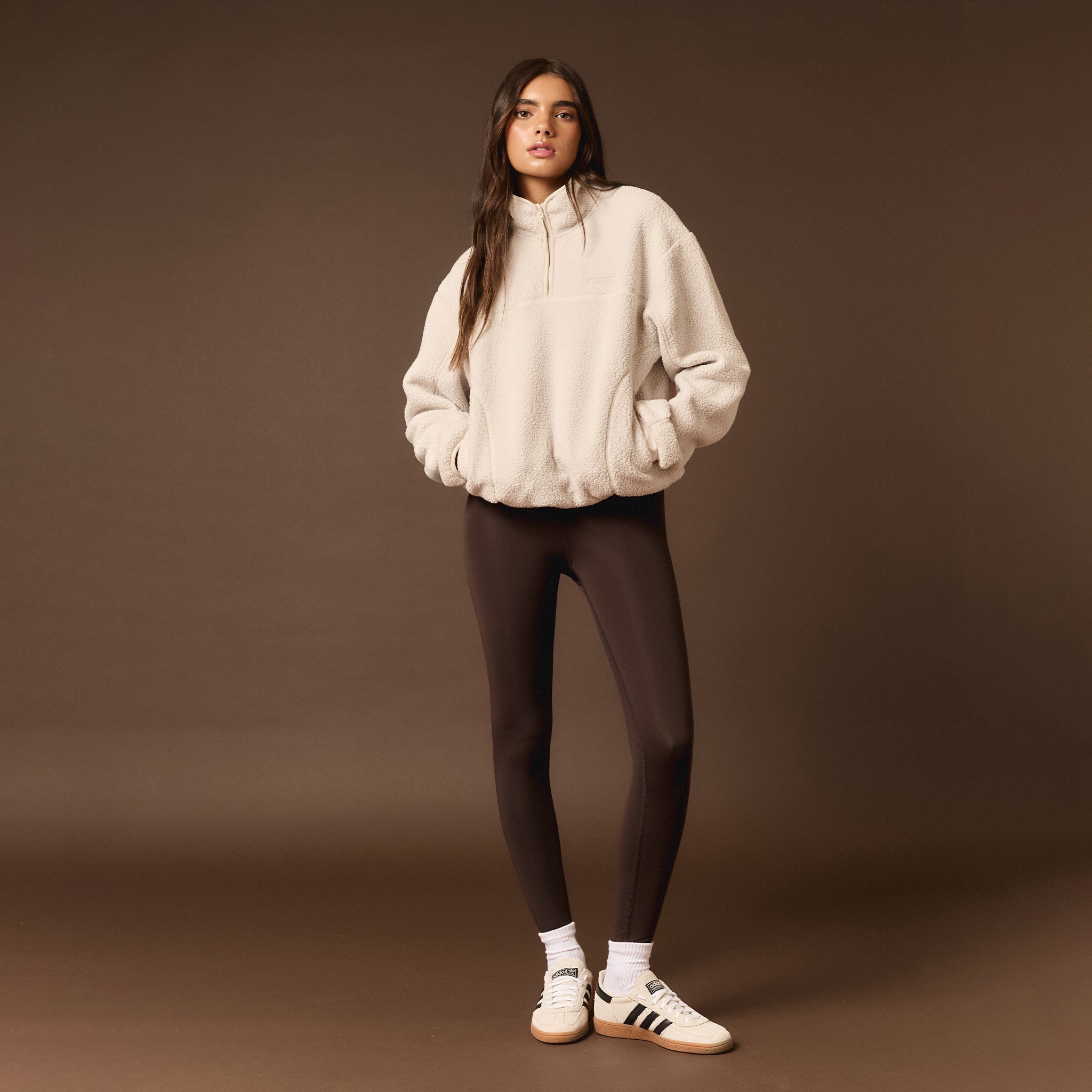 Cremefarbenes Borg-Fleece für Damen mit 1/4-Reißverschluss und Kontrasttaschen 1