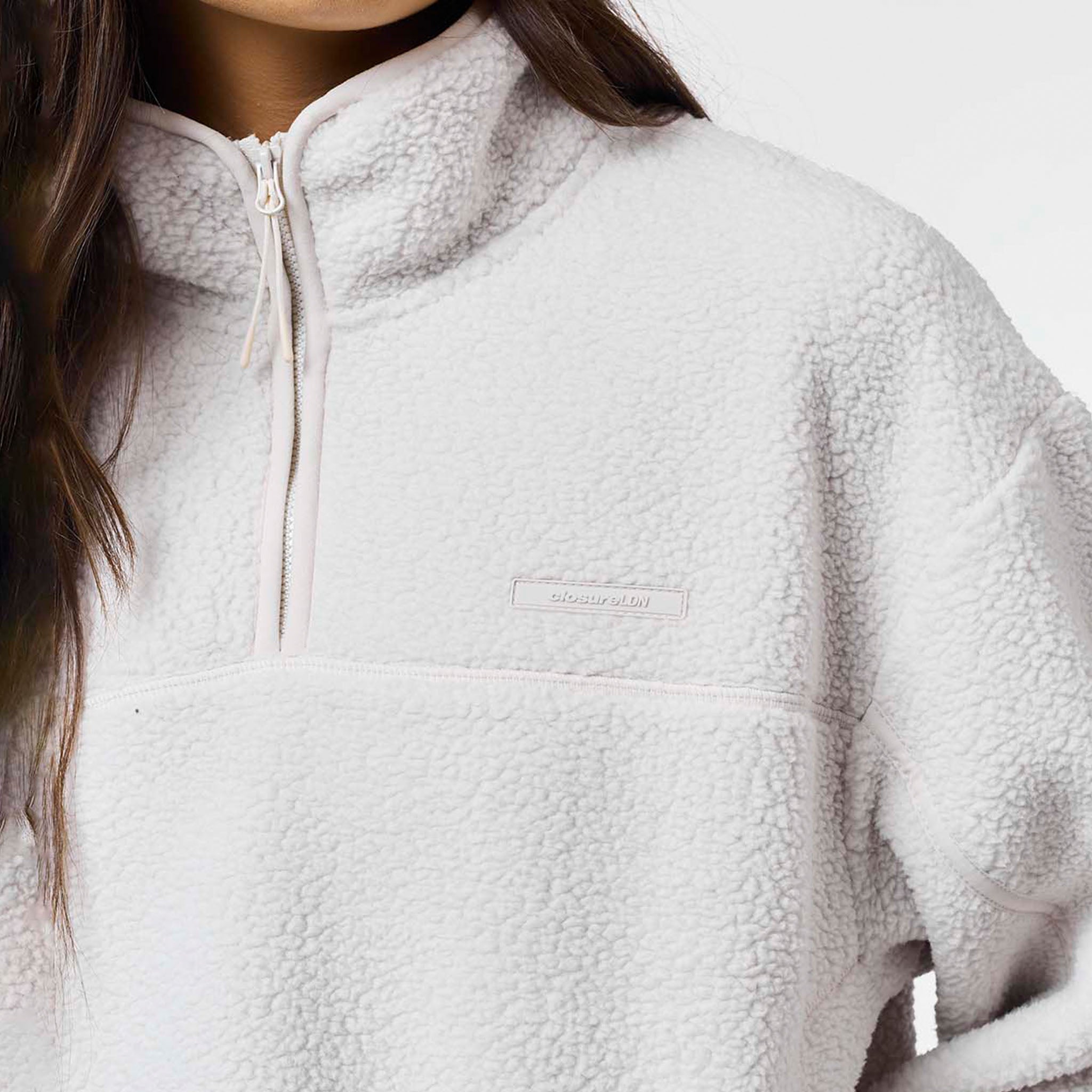 Cremefarbenes Borg-Fleece für Damen mit 1/4-Reißverschluss und Kontrasttaschen 3