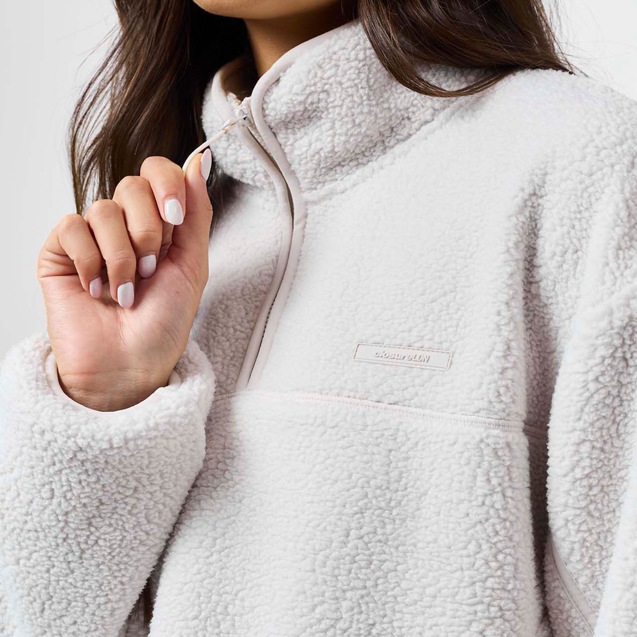 Cremefarbenes Borg-Fleece für Damen mit 1/4-Reißverschluss und Kontrasttaschen 4